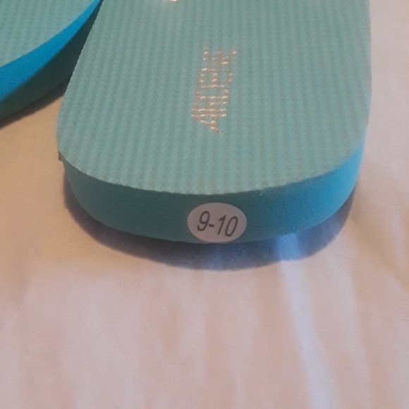 🌴2 pair for $8 Summer Flip Flops🌴 - Picture 3 of 3